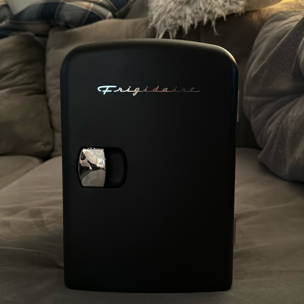 Frigidaire Desk Top Mini Fridge